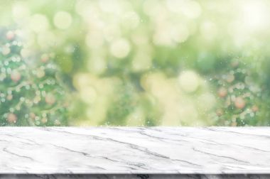 Boş beyaz mermer masa üstü soyut yeşil ile bulanıklık Noel 