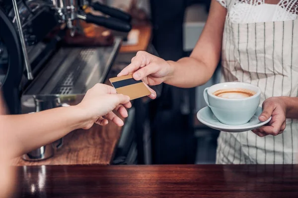 Клиент платить кофе напиток с помощью кредитной карты бариста, закрыть час — стоковое фото
