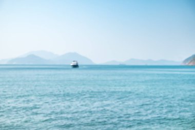 okyanus tekne ve dağ ile güneşli bir günde, deniz görünümü arka plan bulanıklık
