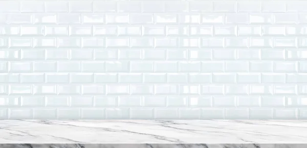 Pusty biały Marmurowy blat biurka z tła białe płytki ceramiczne ścienne — Zdjęcie stockowe