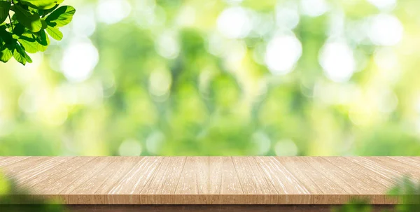 空の木の板テーブルの上ぼかし公園緑の自然背景があります。 — ストック写真