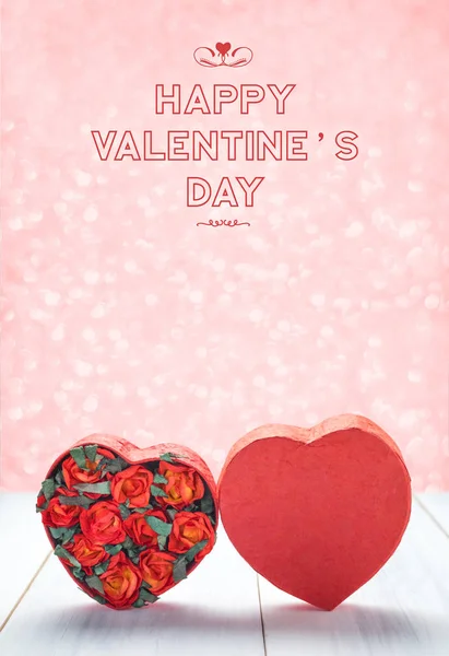 З днем Святого Валентина з коробкою у формі серця з червоними трояндами всередині — стокове фото
