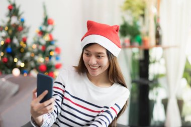 Asya gülümsemek kadın almak selfie fotoğraf ile hareket eden telefon ile bulanıklık c