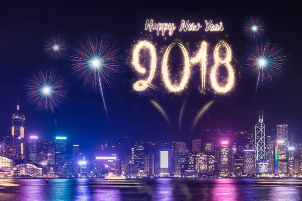 Mutlu yeni yıl 2018 havai fişek denize yakın bina cityscape üzerinde