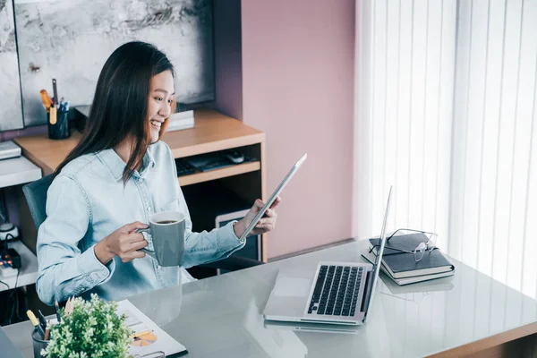 Asiatico businesswoman prendere un caffè pausa dopo lavoro a laptop — Foto Stock