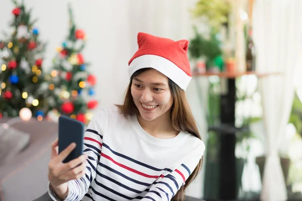 Asya gülümsemek kadın almak selfie fotoğraf ile hareket eden telefon ile bulanıklık c