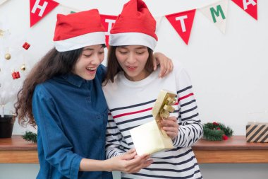 İki Asya kadın sürpriz ne zaman altın hediye kutusu tatil parti açık