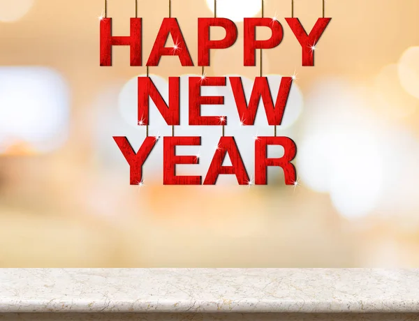 С Новым годом, красное деревянное слово, висящее на мраморной столешнице с — стоковое фото