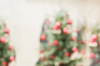 Kırmızı Top dekorasyon ile soyut bulanıklık ile Noel ağacı üstün