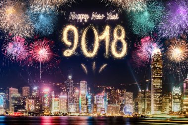 Mutlu yeni yıl 2018 havai fişek denize yakın bina cityscape üzerinde