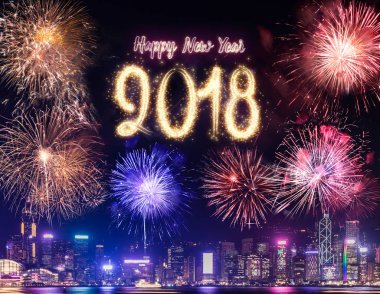 Mutlu yeni yıl 2018 havai fişek denize yakın bina cityscape üzerinde