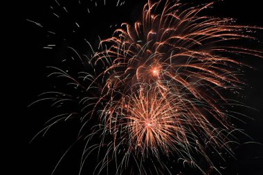 Gece kutlama yeni yıl, sayısı d karanlık gökyüzüne patlamada havai fişek