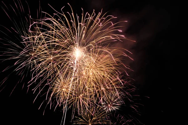 Explosión de fuegos artificiales en el cielo oscuro en la celebración de la noche año nuevo, conde d — Foto de Stock