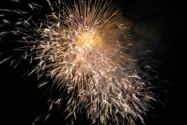 Explosão de fogo de artifício no céu escuro na celebração da noite ano novo, contagem d — Fotografia de Stock