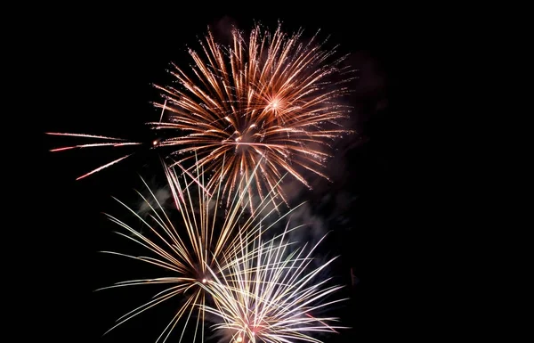 Explosión de fuegos artificiales en el cielo oscuro en la celebración de la noche año nuevo, conde d — Foto de Stock