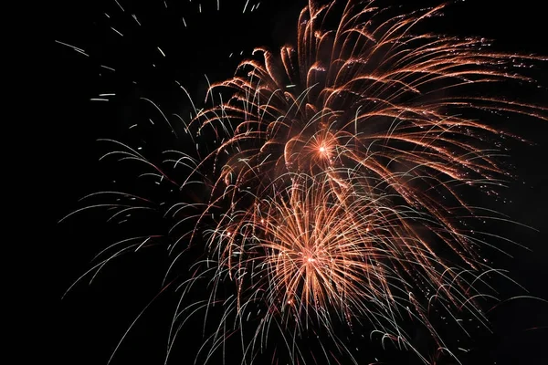 Взрыв фейерверка в темном небе в ночь празднования Нового года, граф Д — стоковое фото