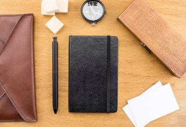 Pusula, tahta kutu, defter, deri çanta, iş c ile masa üstü