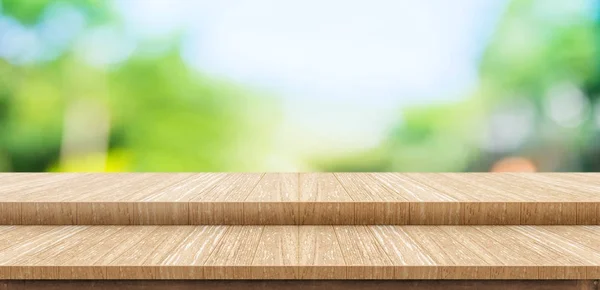 Plateau de table en bois vide avec arbre de parc vert flou b — Photo