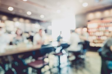 Kahve dükkanı veya kafe yeniden oturan müşterinin arka plan bulanık