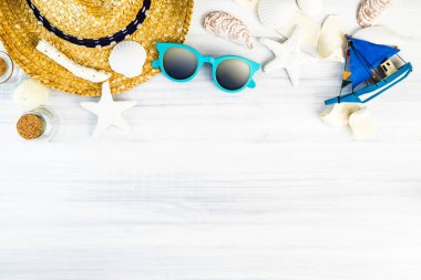 Yaz plaj aksesuarları (beyaz güneş gözlüğü, deniz yıldızı, hasır şapka, gl