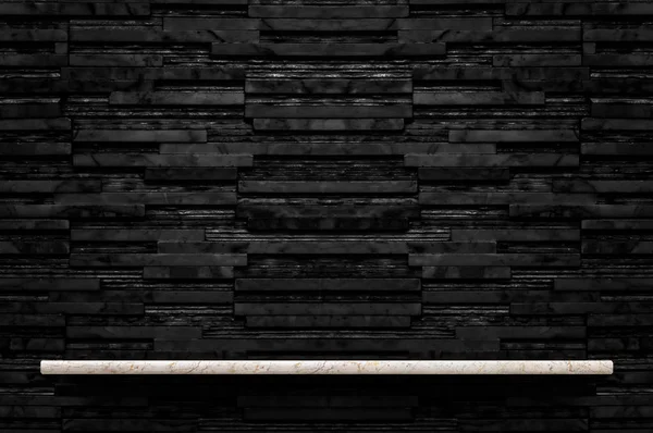 Пустой мраморный камень полка на черный слой мраморной плитки стены backgro — стоковое фото