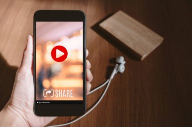 Mobil telefon sc Doğum viral video reklam izlerken tutan el