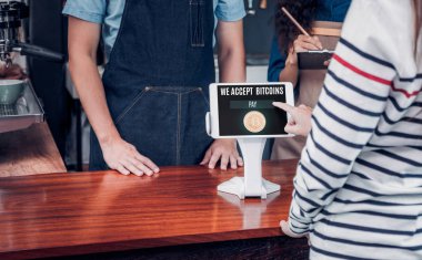 Müşteri ödeme bitcoins içkiyle tablet ekranında kafe counte üzerinde