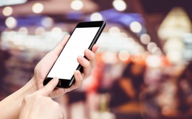 El tıklatın Restoran arka plan bulanıklık aşçı ile cep telefonu 