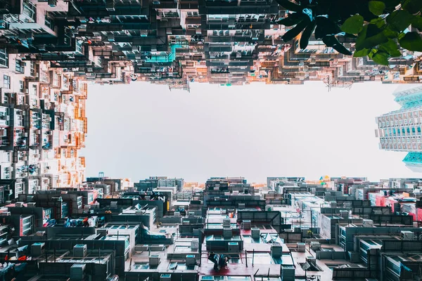 Melihat bangunan tua ke langit dalam pandangan perspektif — Stok Foto