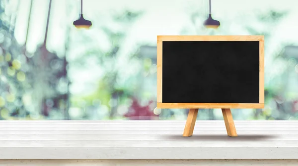 Blackboard menu on white plank wooden table top with blurred win — Stock Photo, Image