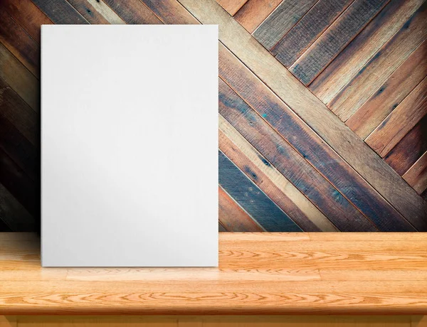Κενή λευκή βίβλο αφίσα με ξύλινο τραπέζι στο διαγώνιο ξύλινη σανίδα — Φωτογραφία Αρχείου