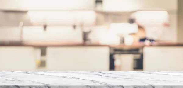 Порожній білий мармуровий стіл вид зверху з розмитою домашньою кухнею, мок — стокове фото