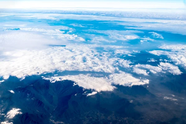 Vista aérea da janela do avião olhando para baixo para aterrar, Natureza de volta — Fotografia de Stock