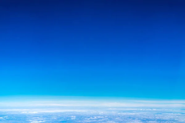Kék ég és a felhő felső kilátás a repülőgépen ablak, természet háttérb — Stock Fotó