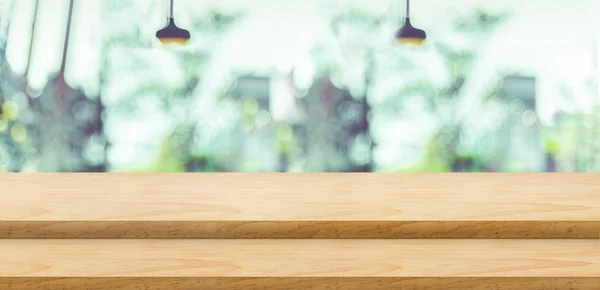 Tampo de mesa de madeira de passo vazio (suporte de comida) com árvore verde desfocada em — Fotografia de Stock