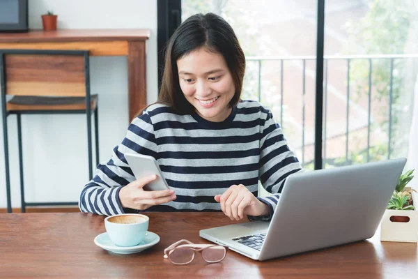 Asiatisk kvinna ta en paus från att använda på bärbar dator och dryck — Stockfoto