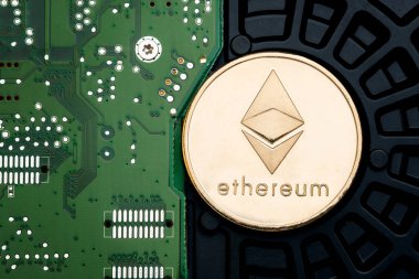 Elektronik devre motherboard.crypto üzerinde altın metalik ethereum 