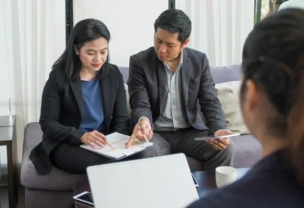 Asiático hombre de negocios y mujer de negocios trabajando juntos en el cargo , —  Fotos de Stock