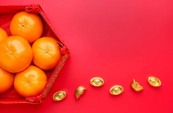 Gruppe orangefarbener Mandarinen in chinesischem Muster Tablett mit Gold ingo — Stockfoto