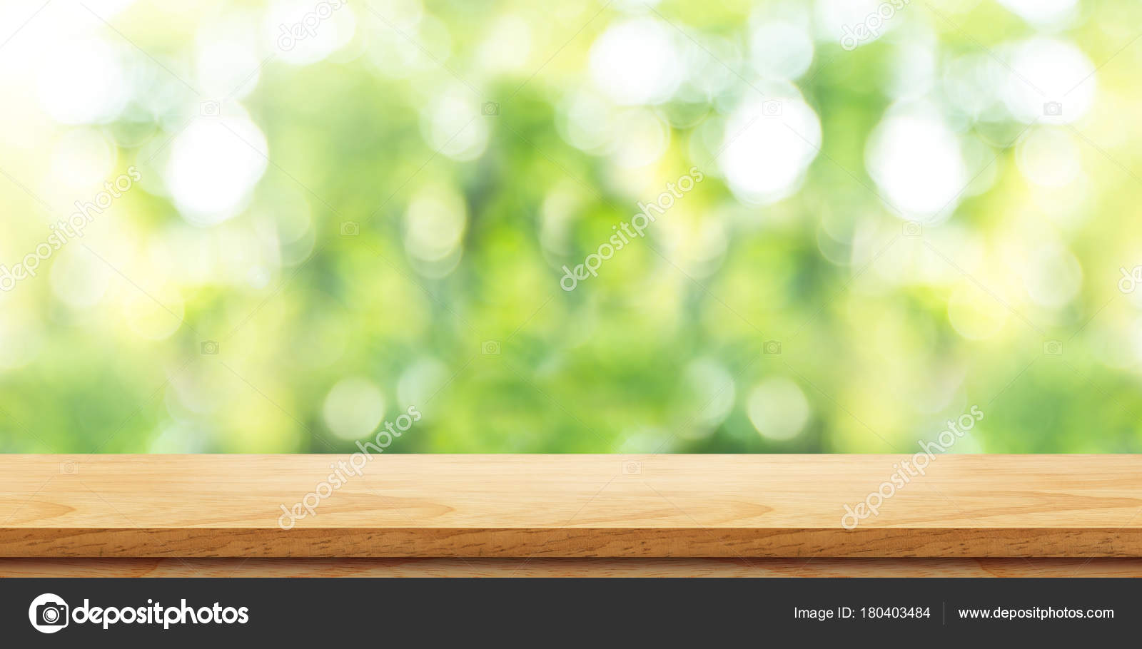 Đỉnh bàn gỗ màu nâu trống rỗng với nền tự nhiên mờ xanh lá cây sẽ là điểm nhấn tuyệt vời cho phòng khách hay phòng làm việc. Với vẻ ngoài sang trọng và đẳng cấp, đây sẽ là nơi lý tưởng để bạn thư giãn và giải trí sau những giờ làm việc căng thẳng.