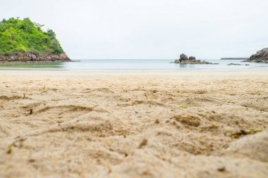 Plaj kum ile arka plan, düşük açılı görünüş bulanıklık denize yakın