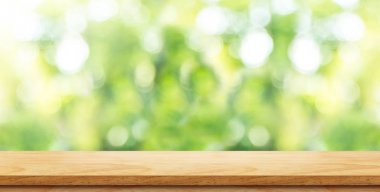 Boş kahverengi ahşap masa üstü yeşil bulanıklık doğa arka plan ile ve