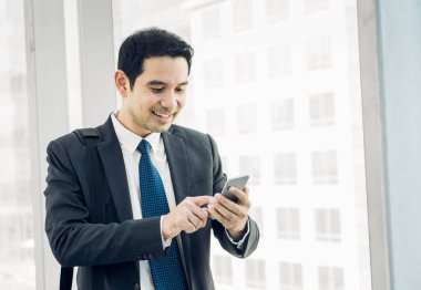 Business man walking and using mobile phone to chatting with fri