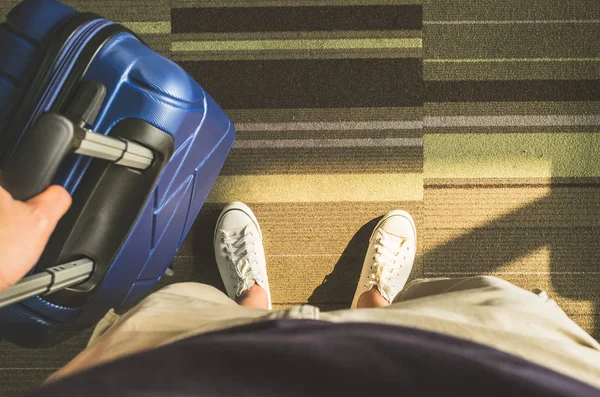 Вид с воздуха, Вид сверху на белый кроссовок и путешествия с чемоданом — стоковое фото