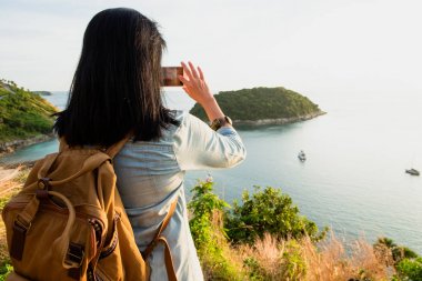 Asya genç Gezgin kadın backpacker kullanım cep telefonu almak bir pho
