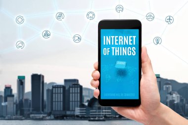 Mobil Internet şeyler (çok) kelimenin üstünde perde ile tutan el