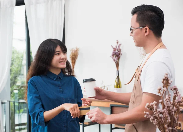 Nöjd Asien kvinna kund betala kaffe drink med kreditkort — Stockfoto