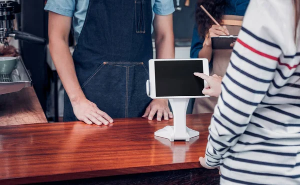 Menú de la bebida del pedido del autoservicio del cliente con la pantalla de la tableta en caf —  Fotos de Stock