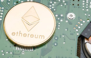 elektronik devre motherboard.crypt üzerinde altın metalik ethereum