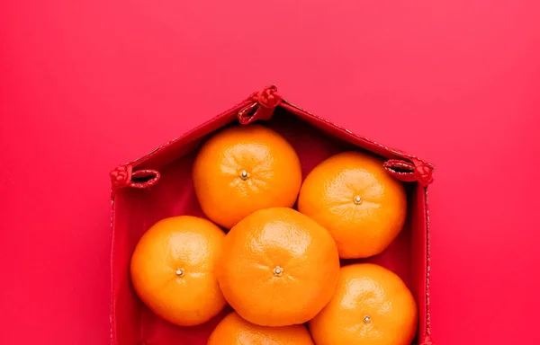 Groupe de mandarine orange en plateau motif chinois sur table rouge t — Photo